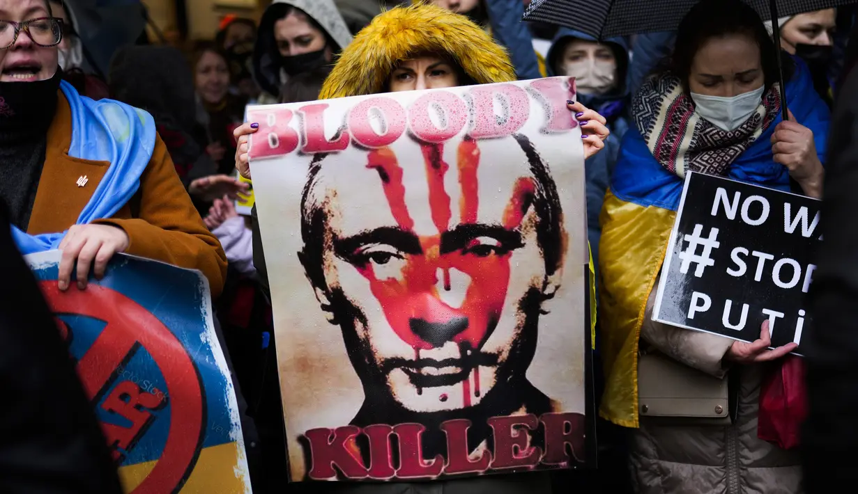 Orang-orang pro-Ukraina meneriakkan slogan-slogan selama protes di luar konsulat Rusia di Istanbul, Turki, Kamis, 24 Februari 2022, setelah pasukan Rusia melancarkan serangan ke Ukraina. (AP Photo/Francisco Seco)