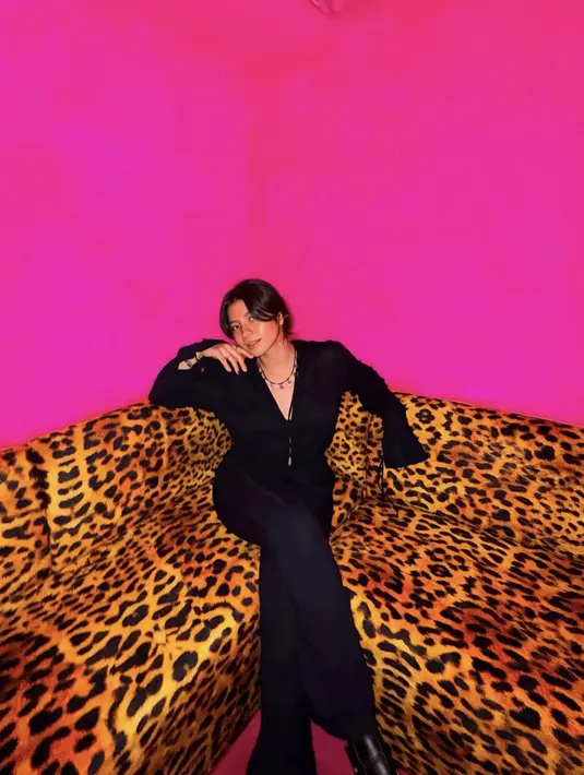 Di saat ia memilih head to toe serba hitam, aplikasi kalung sebagai aksesori pemanis jadikan gayanya tidak biasa.  [Foto: Instagran/ Shaloom Razardee]