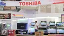 Pengunjung melihat produk Toshiba di Elektronic City, Jakarta (4/2). Kabar penutupan dua pabrik PT Panasonic Lighting di Jawa Timur dan Jawa Barat dan Toshiba tidak akan mempengaruhi bisnis penjualan Panasonic di Tanah Air. (Liputan6.com/Angga Yuniar)