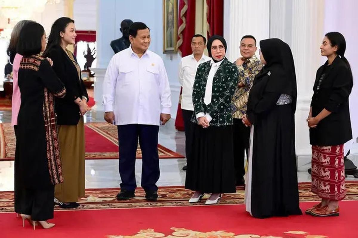 6 Potret Prabowo Ketemu Melly Goeslaw dan Tim Film Women from Rote Island, Menuju Piala Oscar 2025
