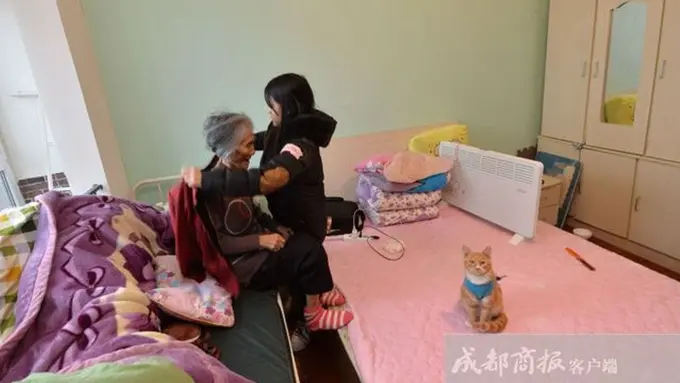 Menggugah Hati, Kisah Mahasiswi Pilih Merawat Nenek Seorang Diri