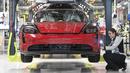 Mekanik melakukan pengecekan proses akhir perakitan mobil listrik Porsche Taycan di pabrik perusahaan Porsche AG di Stuttgart, Jerman, Rabu (4/3/2020). Porsche Taycan merupakan mobil bertenaga listrik pertama  dari pembuat mobil mewah Jerman, Porsche AG. (AFP Photo/Thomas Kienzie)