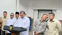 Menteri Koordinator Perekonomian Airlangga Hartarto saat mengumumkan stimulus ekonomi tambahan di Kantor Pos Indonesia, Cikini, Jakarta, Jumat (17/10/2025). (Liputan6.com/Lizsa Egeham)