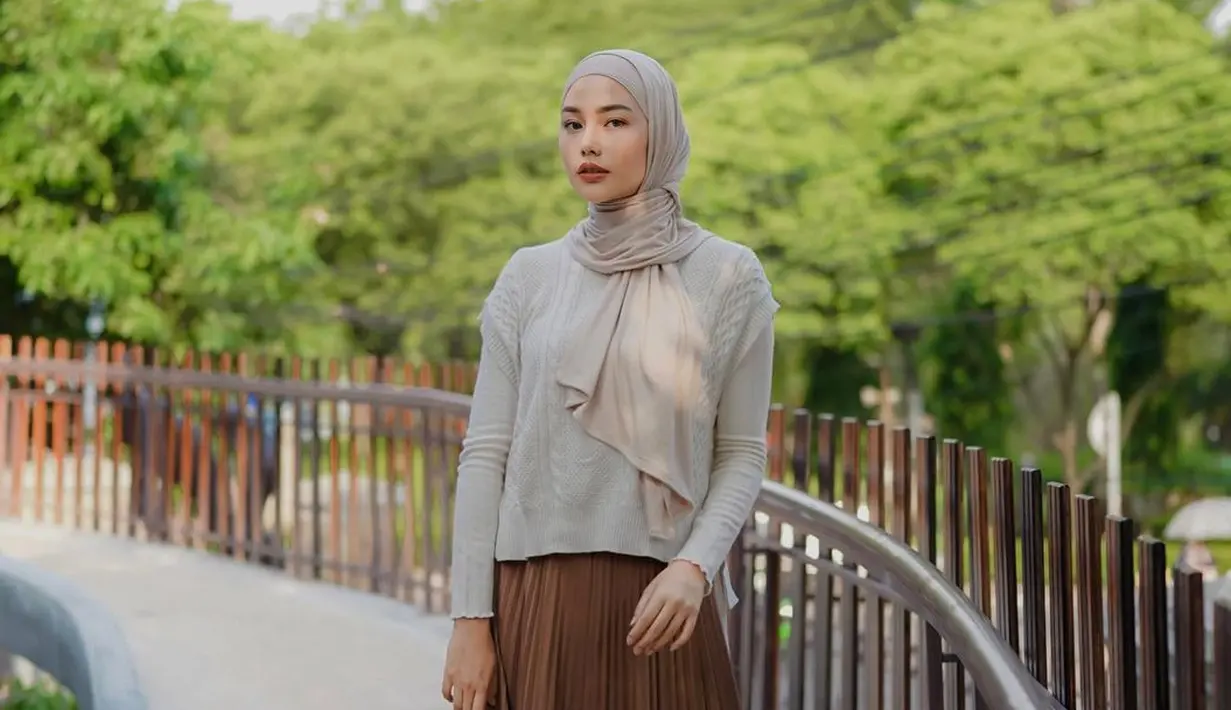 8 Inspirasi Busana Hijab yang Elegan dan Berkelas, dari Dinda Hauw