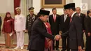 Presiden Joko Widodo (kanan) menyalami Laksamana Madya (Laksdya) TNI Aan Kurnia saat dilantik sebagai Kepala Badan Keamanan Laut (Bakamla) di Istana Negara, Jakarta, Rabu (12/2/2020). Aan Kurnia menjadi Kepala Bakamla menggantikan Laksamana Madya Achmad Taufiqoerrochman. (Liputan6.com/Faizal Fanani)