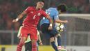 Duel pemain Persija Jakarta, Maman Abdurahman (kiri) dan pemain JDT, Nazmi pada laga Piala AFC 2018 di Stadion Utama Gelora Bung Karno, Jakarta, Selasa (10/4/2018). Persija Jakarta menang 4-0.  (Bola.com/Nick Hanoatubun)