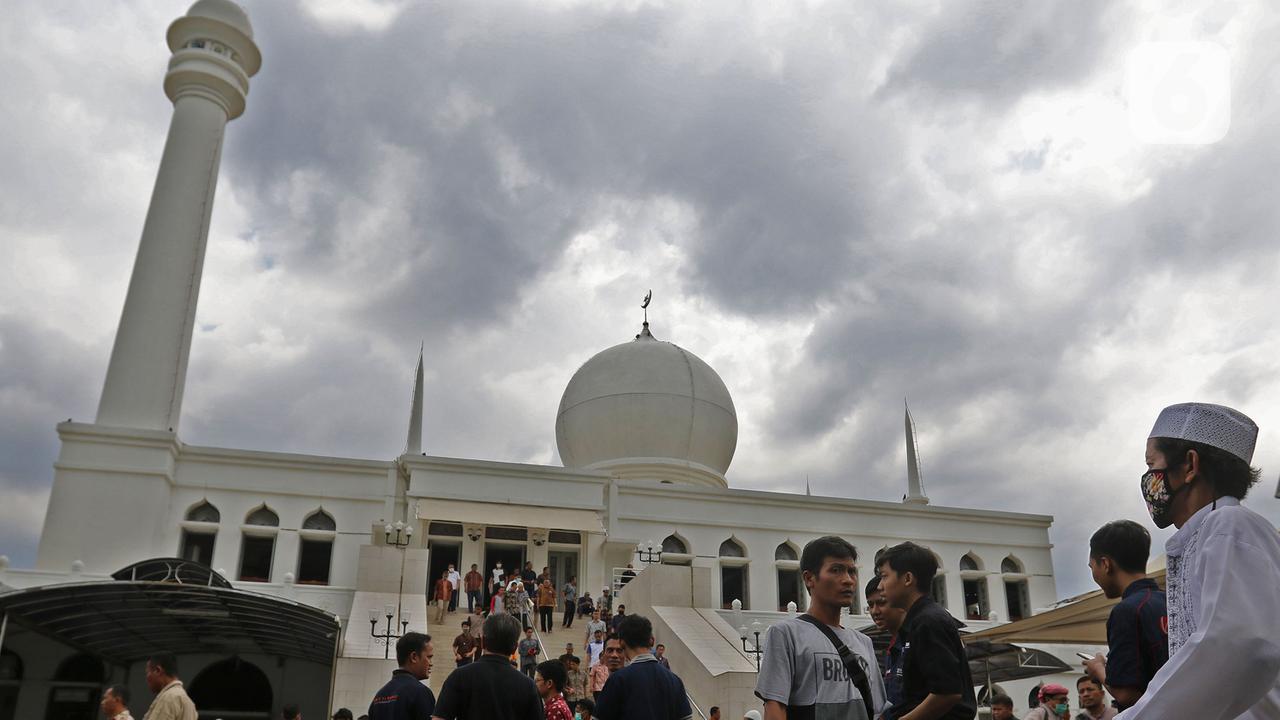Suasana Salat Jumat di  Masjid Agung Al-Azhar Jakarta
