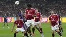 Pemain Manchester United, Patrick Dorgu menyundul bola dalam laga persahabatan melawan ASEAN All-Stars yang berlangsung di Stadion Bukit Jalil, Malaysia, pada hari Rabu (28/5/2025) malam waktu setempat. (AP Photo/Vincent Thian)