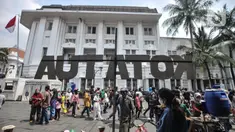 Pengunjung menikmati suasana kawasan Kota Tua, Jakarta, Rabu (4/5/2022). Kawasan Kota Tua menjadi salah satu destinasi favorit warga baik dari dalam maupun luar Jakarta untuk mengisi waktu libur Lebaran bersama keluarga. (merdeka.com/Iqbal S Nugroho)