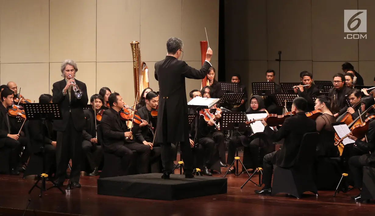 Suasana saat Pemain orkestra saat tampil dalam konser Jakarta City Philharmonic (JCP) di Taman Ismail Marzuki, Jakarta, Rabu (16/5). Konser ini menampilkan karya dari tiga komposer. (Liputan6.com/Arya Manggala)
