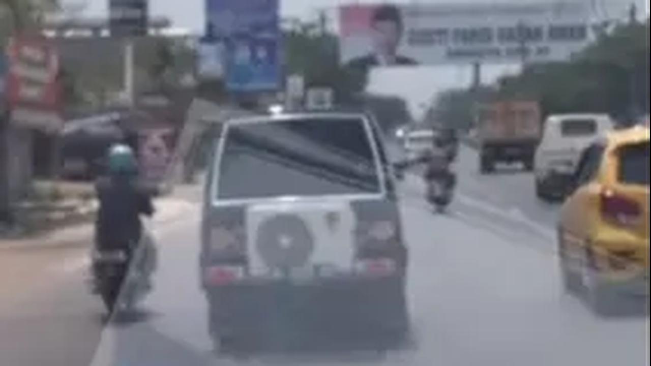 Bikin Salah Fokus, Mobil ini Dinginkan Kabin Pakai AC Ruangan Kipasnya sampai Dipasang pakai Keranjang