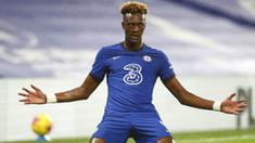 Striker Chelsea, Tammy Abraham, melakukan selebrasi usai mencetak gol ke gawang West Ham United pada laga Liga Inggris di Stadion Stamford Bridge, Selasa (22/12/2020). Chelsea menang dengan skor 3-0. (AP/Clive Rose,Pool)