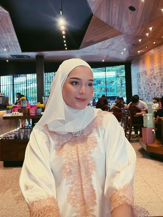 Di momen hari raya ini, Yasmine sengaja mengunggah banyak foto di media sosialnya
