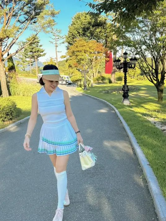 Ia juga tampak mengenakan visor daru Christian Dior yang begitu mewah. [Foto: Instagram/ Shandy Aulia]