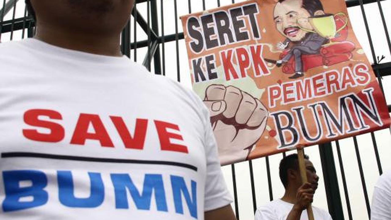 Puluhan massa gelar aksi Save BUMN di DPR