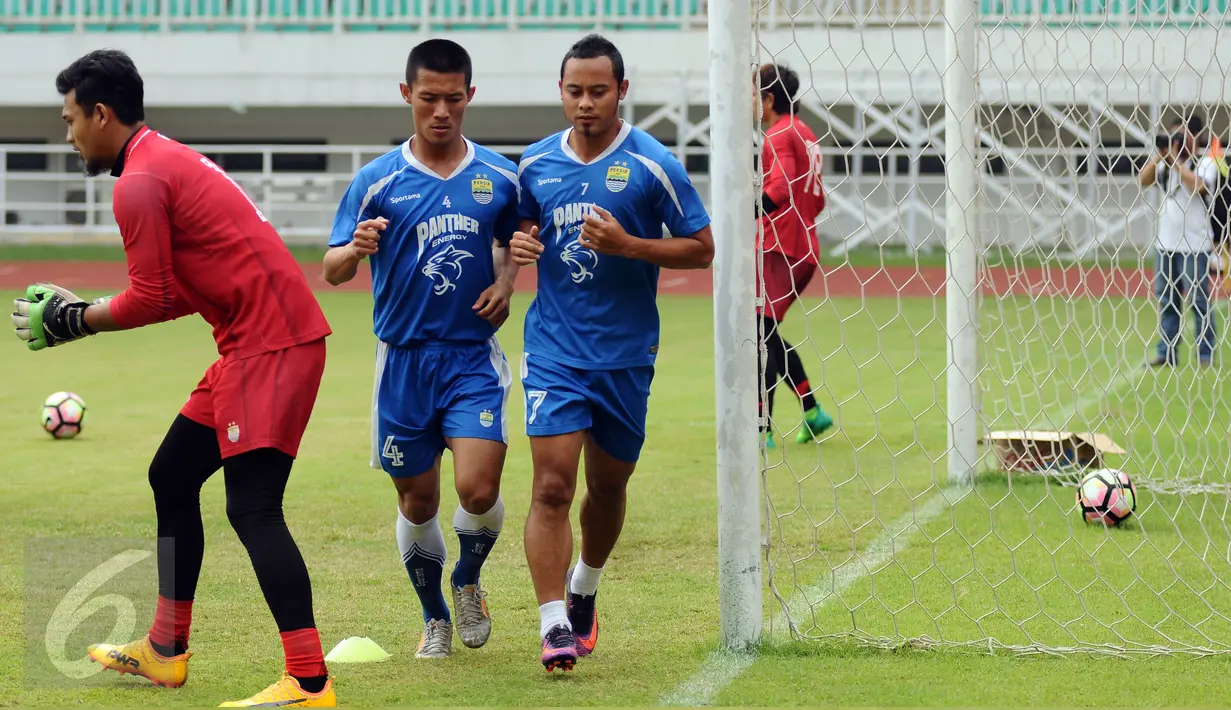 Penyerang Persib. Atep (ketiga kiri) berlari bersama jelang latihan resmi laga lanjutan Liga 1 melawan PS TNI di Stadion Pakansari, Kab Bogor, Jumat (21/4). Laga PS TNI melawan Persib akan digelar pada Sabtu (22/4). (Liputan6.com/Helmi Fithriansyah)