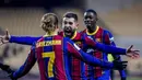Pemain Barcelona, Antoine Griezmann melakukan selebrasi bersama Jordi Alba usai mencetak gol ke gawang Athletic Bilbao pada laga final Piala Super Spanyol di Stadion La Cartuja, Minggu (17/1/2021). Athletic Bilbao menang 3-2 atas Barcelona. (AP/Miguel Morenatti)