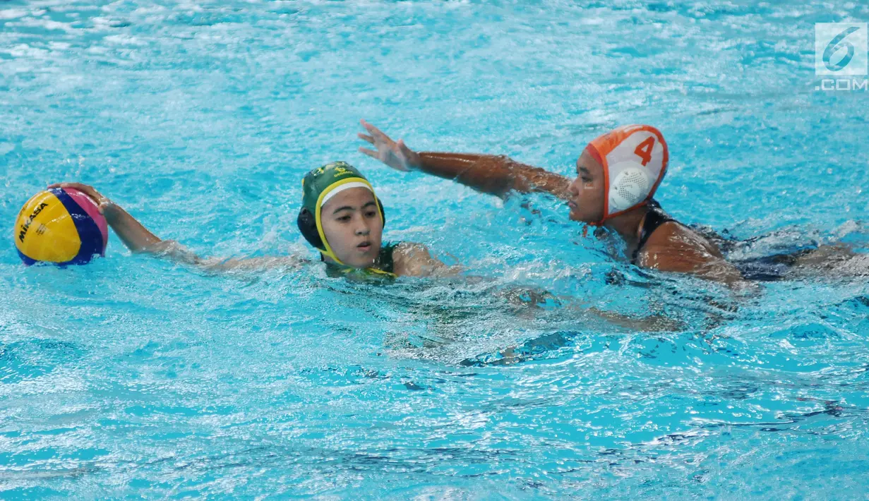 Pemain polo air putri DKI Jakarta, Desthia R (kanan) berusaha merebut bola dari tangan tim putri Jambi di Kejuaraan Akuatik Indonesia Open 2017 di Stadion Akuatik GBK, Jakarta, Minggu (10/12). DKI Jakarta unggul 28-2. (Liputan6.com/Helmi Fithriansyah)