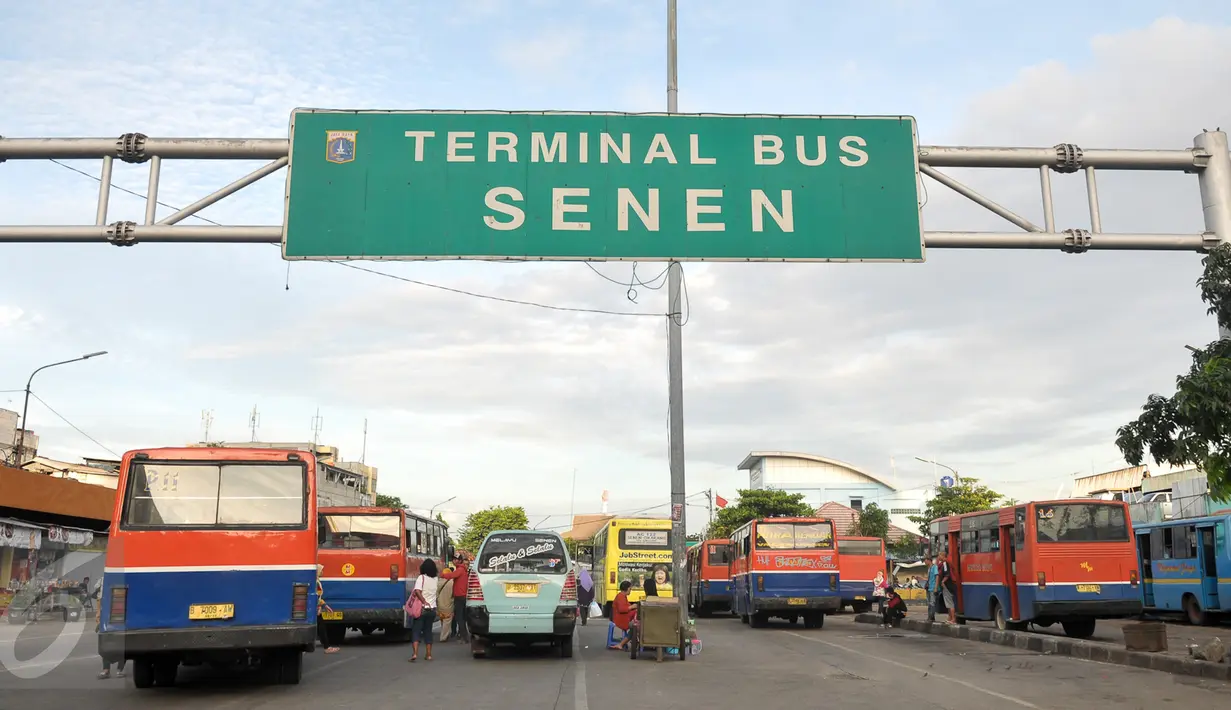   Sejumlah mikrolet menunggu penumpang di Terminal Senen, Jakarta, Selasa (25/10). Dishubtrans DKI Jakarta kaji kembali revitalisasi Terminal Senen terkait rencana mengintegrasikan dengan Pasar Senen Blok III. (Liputan6.com/Yoppy Renato)