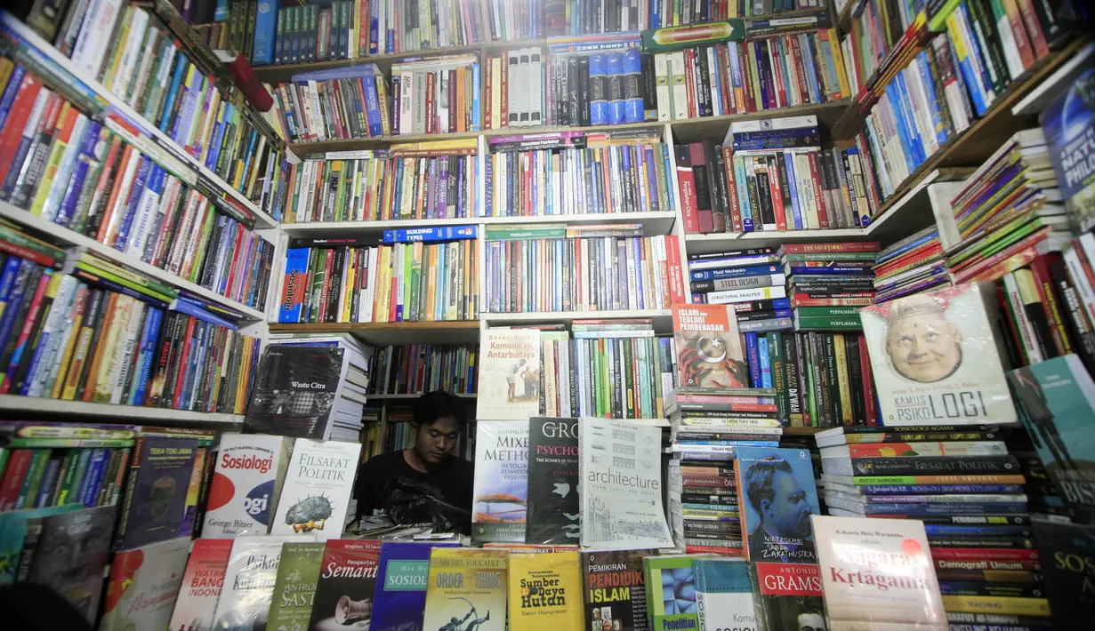 Salah satu toko buku di kawasan Taman Pintar Yogyakarta, Selasa (3/11/2015). Selain banyak pilihan, toko buku di Taman Pintar terkenal dengan harga yang murah. (Boy Harjanto)