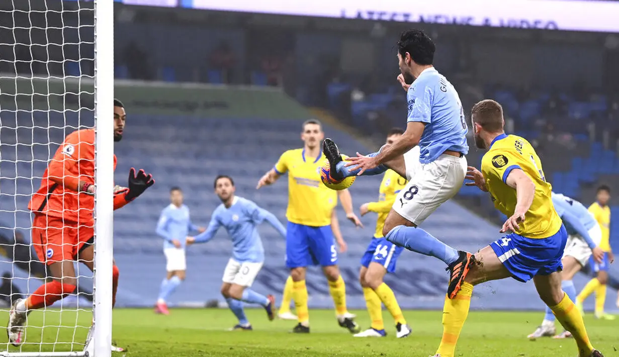 Pemain Manchester City Ilkay Gundogan berusaha untuk mencetak gol ke gawang Brighton and Hove Albion pada pertandingan Liga Inggris di Etihad Stadium, Manchester, Inggris, Rabu (13/1/2021). Manchester City menang 1.0. (Laurence Griffiths, Pool via AP)