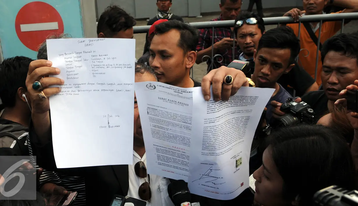 Pengacara Freddy Budiman, Untung Sunaryo memperlihatkan surat usai menjenguk Freddy Budiman di Lapas Nusakambangan, Jawa Tengah, Rabu (27/7). Freddy Budiman masih berharap Presiden bisa memberikan Grasi untuk dirinya. (Liputan6.com/Helmi Afandi)