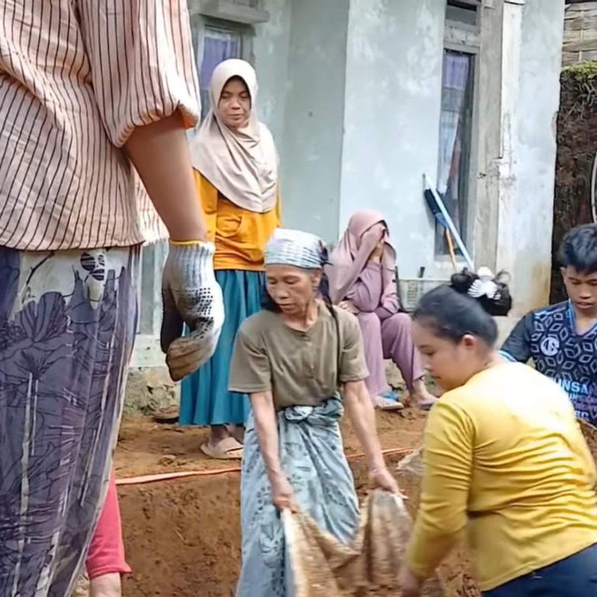 Aksi emak-emak kompak gotong royong membangun jalan di Tasikmalaya