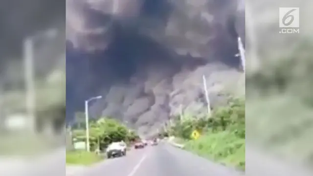 Rekaman video detik-detik warga di Guatemala pergi saat gunung api Fuego mengalami erupsi.