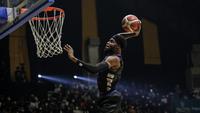 Pebasket Rans PIK Basketball, Laquavius Cotton beraksi saat IBL All Star 2022 Dunk Contest di Hall Basket GBK, Senayan, Kamis (31/03/2022). (Bola.com/Bagaskara Lazuardi)