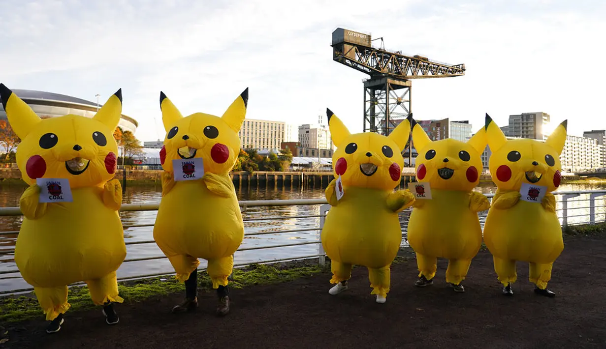 Aktivis berpakaian Pokemon Pikachu saat memprotes dukungan Jepang terhadap industri batu bara dekat KTT Iklim PBB COP26 di Glasgow, Skotlandia, 4 November 2021. KTT ini mengumpulkan para pemimpin dunia untuk menjabarkan visi mereka dalam mengatasi pemanasan global. (AP Photo/Alberto Pezzali)