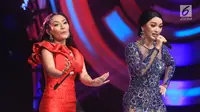 Kolaborasi Zaskia Gotik dengan Siti Badriah saat Konser Lebaran yang bertajuk Bidadari Dangdut Zaskia Gotik di Studio 5 Indosiar, Jakarta, Senin (3/7). (Liputan6.com/Herman Zakharia)