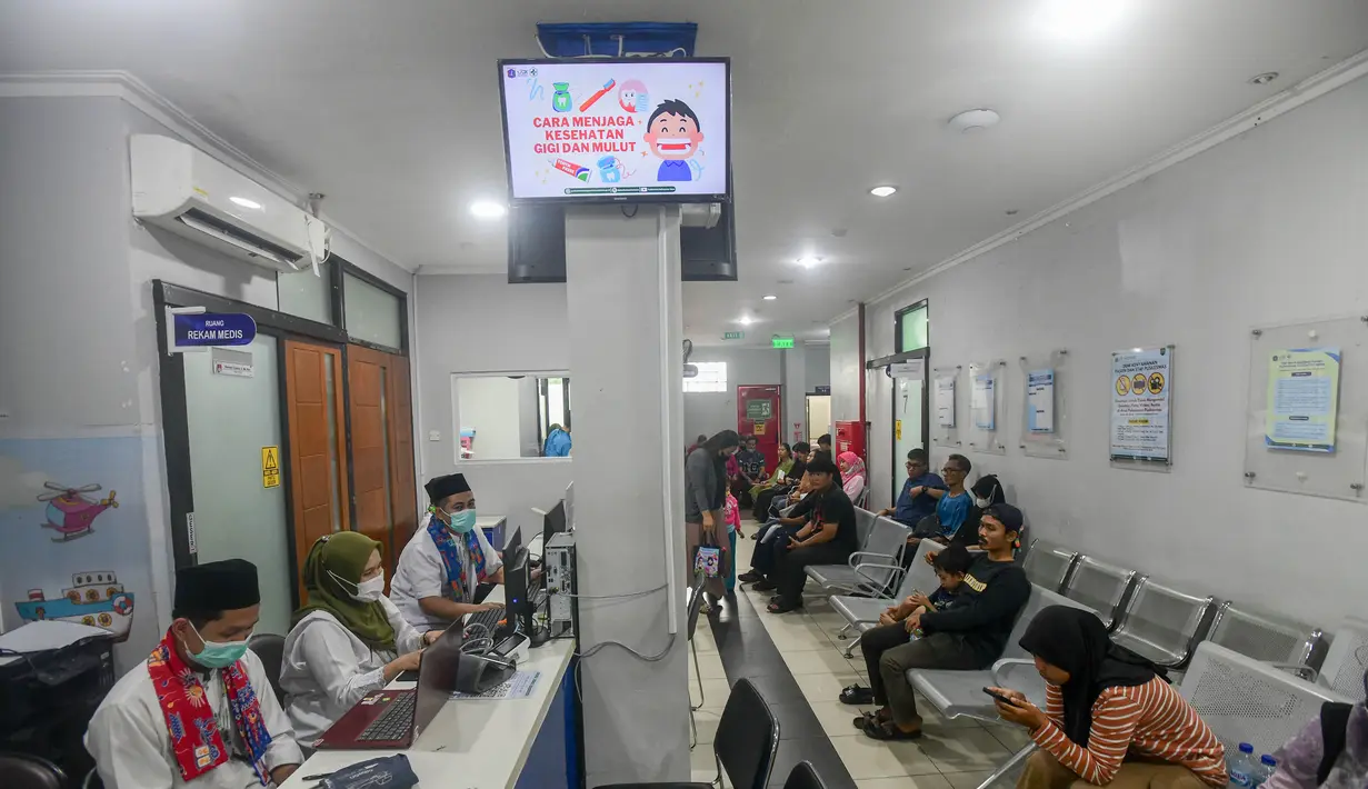 Dengan 41 dokter umum dan 14 dokter gigi yang dibantu sejumlah tenaga medis, Puskesmas Kebayoran Lama mampu melayani rata-rata 600 hingga 700 pasien per hari. Tampak dalam foto, warga menanti untuk mendapatkan pelayanan medis di Puskesmas Kebayoran Lama, Jakarta, Jumat (9/1/2026). (merdeka.com/Arie Basuki)