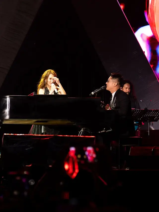6 Potret Duet Ayu Ting Ting dan Boy William di Konser 'Dangdut Dangdutan' Depok