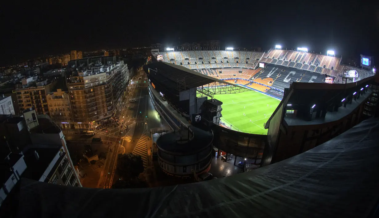 Suasana pertandingan Valencia melawan Atalanta pada leg kedua babak 16 besar Liga Champions di Mestalla, Spanyol (10/3/2020). Atalanta menang 4-3 atas Valencia dan lolos ke perempat final Liga Champions. (AP Photo/Emilio Morenatti)