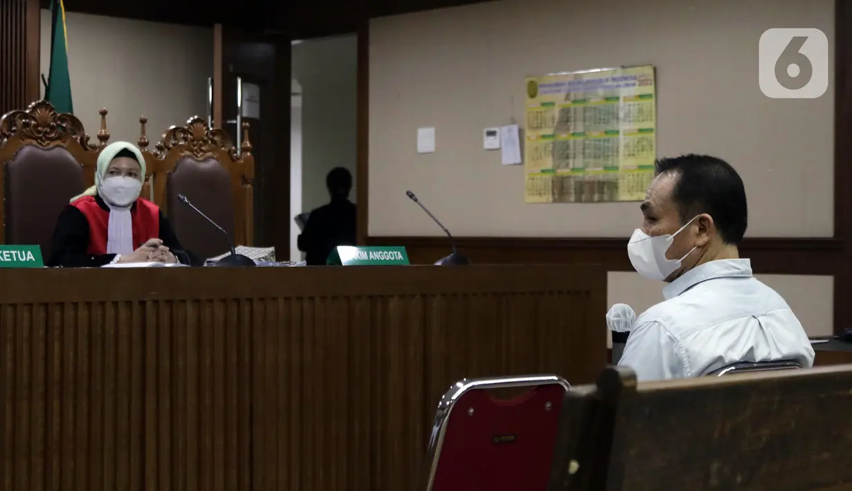 Terdakwa dugaan korupsi di Pemerintahan Kabupaten Langkat, Muara Perangin-angin sesaat saat menjalani sidang tuntutan di Pengadilan Tipikor, Jakarta, Senin (6/6/2022). Adapun Muara diduga menjadi penyuap Bupati nonaktif Langkat Terbit Rencana Perangin-Angin. (Liputan6.com/Helmi Fithriansyah)