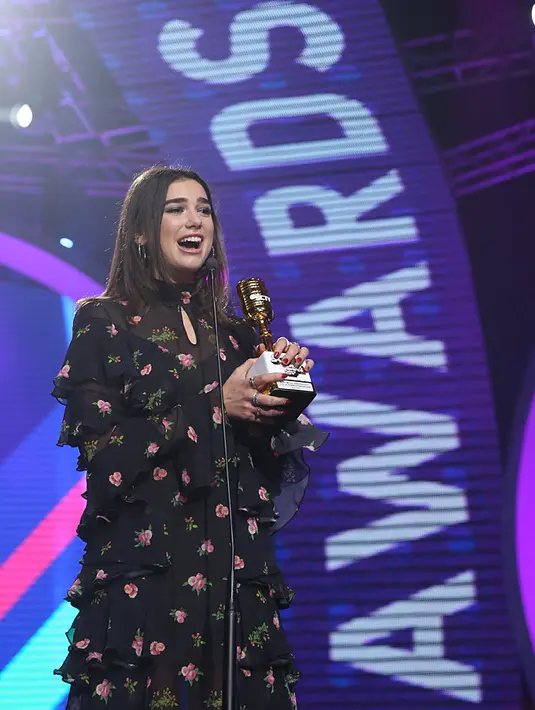 Dua Lipa tak hanya hadir sebagai pengisi acara di panggung megah tersebut. Ia juga mendapat penghargaan di SCTV Music Awards 2017 dengan menerima trofi untuk kategori Internasional, Young and Promising International Artist. (Bambang E.Ros/Bintang.com)