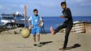 Seorang anak menendang bola saat bermain di kawasan Gaza, Jumat (3/11/2017). Sepak bola tidak hanya menjadi olahraga favorit, tapi juga sebagai salah satu cara bagi warga untuk mengurangi ketegangan akibat peperangan. (AFP/Mohammed Abed)