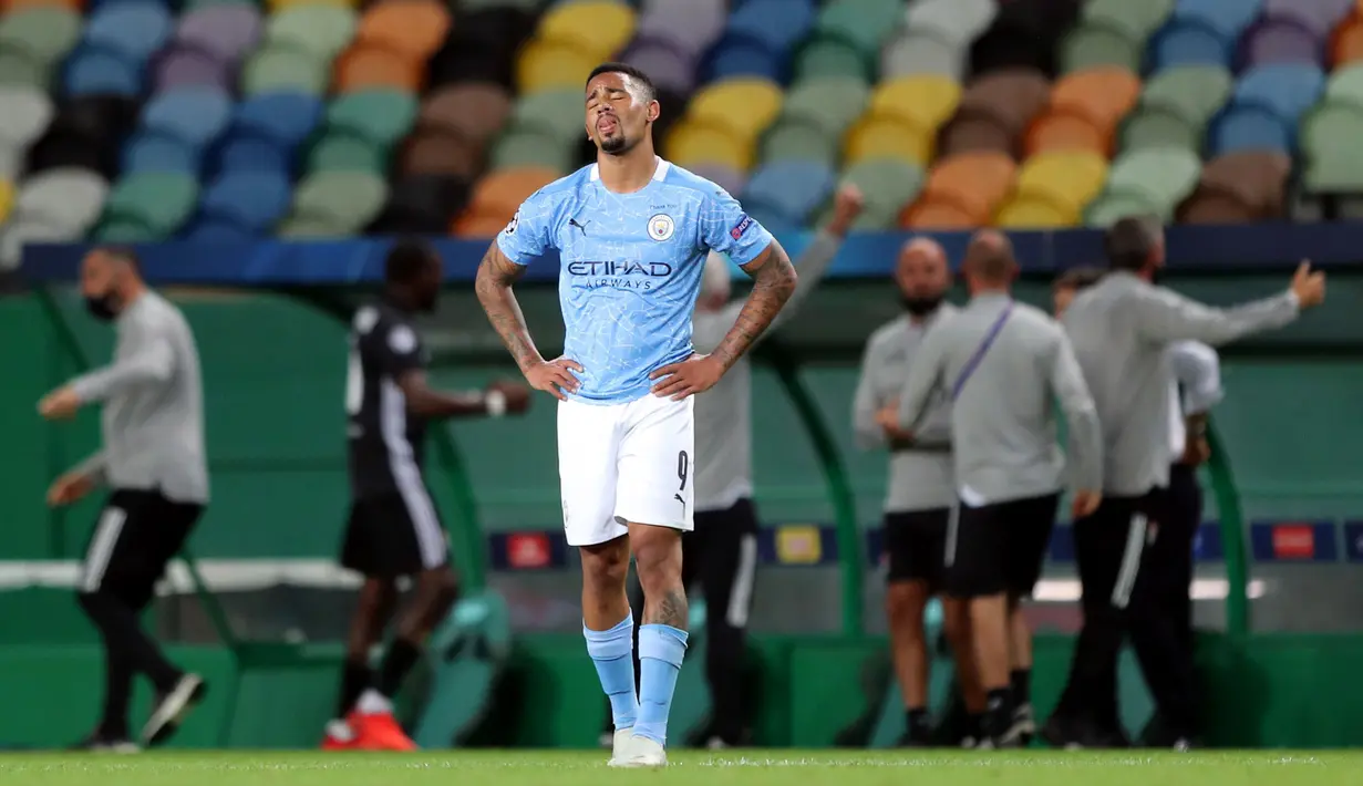 Striker Manchester City, Gabriel Jesus, tampak kecewa usai ditaklukkan Lyon pada perempat final Liga Champions di Stadion Jose Alvalade, Sabtu (15/8/2020). Lyon menang 3-1 atas Manchester City. (Miguel A. Lopes/Pool via AP)