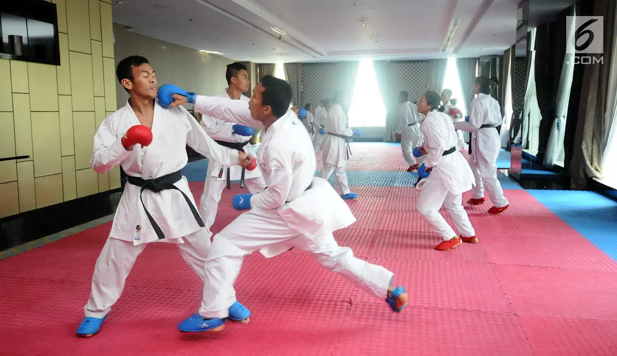 Sejumlah karateka Indonesia saat berlatih di Pelatnas Karate di Kawasan Permata Hijau, Jakarta, Jumat (9/6). Latihan ini bagian persiapan berlaga di ajang Sea Games 2017 Malaysia dan Asian Games 2018. (Liputan6.com/Helmi Fithriansyah)