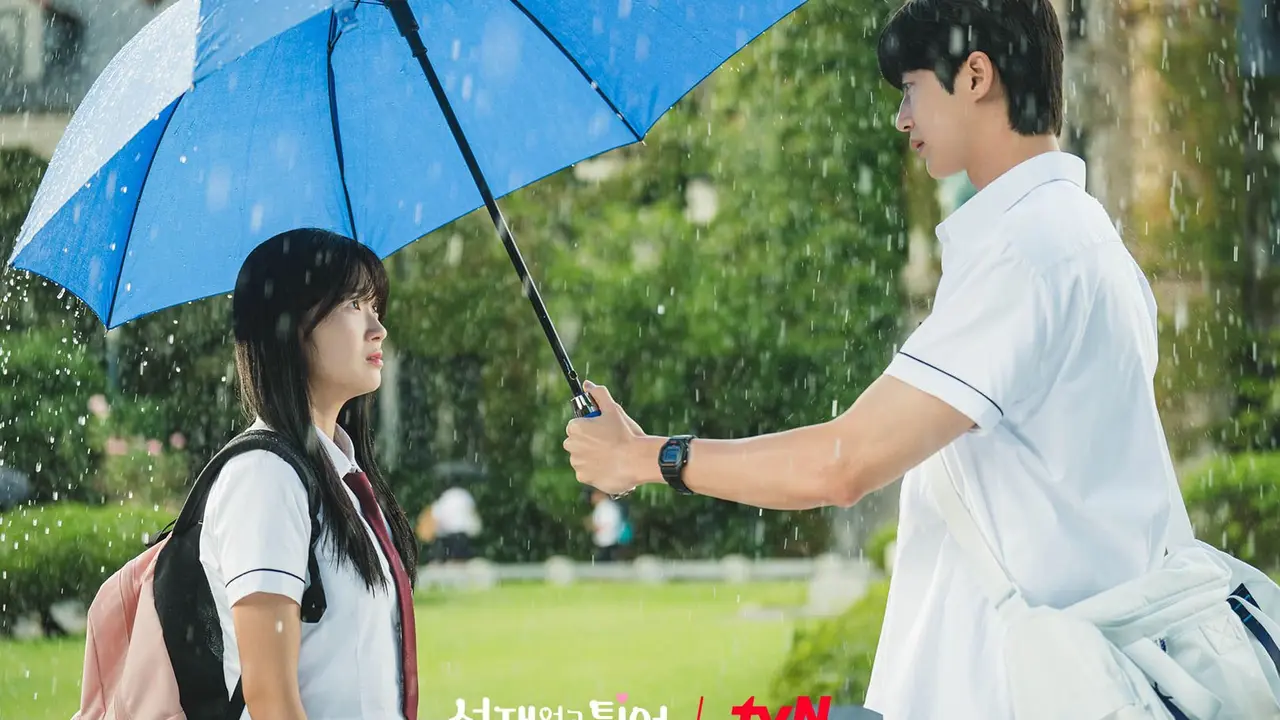 Kim Hye Yoon dan Byun Woo Seok dalam drakor Lovely Runner. (tvN via Soompi)