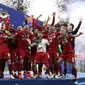 Pemain Liverpool Jordan Henderson mengangkat trofi juara Liga Champions usai mengalahkan Tottenham Hotspur di Stadion Wanda Metropolitano, Madrid, Spanyol, Sabtu (1/6/ 2019). (AP Photo/Francisco Seco)