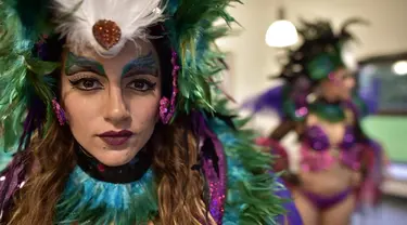 Seorang penari dari The London School of Samba berpose dalam parade karnaval Notting Hill, London, Inggris (31/8/2015). Karnaval Notting Hill ini diadakan untuk merayakan budaya Karibia yang sudah dikenal sejak 1960-an. (AFP PHOTO/LEON Neal)