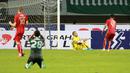 Kiper Persija, Andritany Ardhiyasa terduduk lesu usai mengamankan gawangnya dari serangan pemain Persikabo 1973 pada laga pekan keempat BRI Liga 1 2022/2023 di Stadion Pakansari, Kabupaten Bogor, Minggu (14/8/2022). (Bola.com/M Iqbal Ichsan)