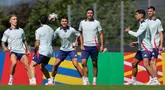 Para pemain Spanyol menghadiri sesi latihan MD-1 menjelang semifinal Euro 2024 di base camp tim di Donaueschingen, Senin (8/7/2024). (LLUIS GENE / AFP)