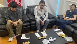 Akal-akalan 3 WNA Selundupkan 5,7 Kg Serbuk Emas
