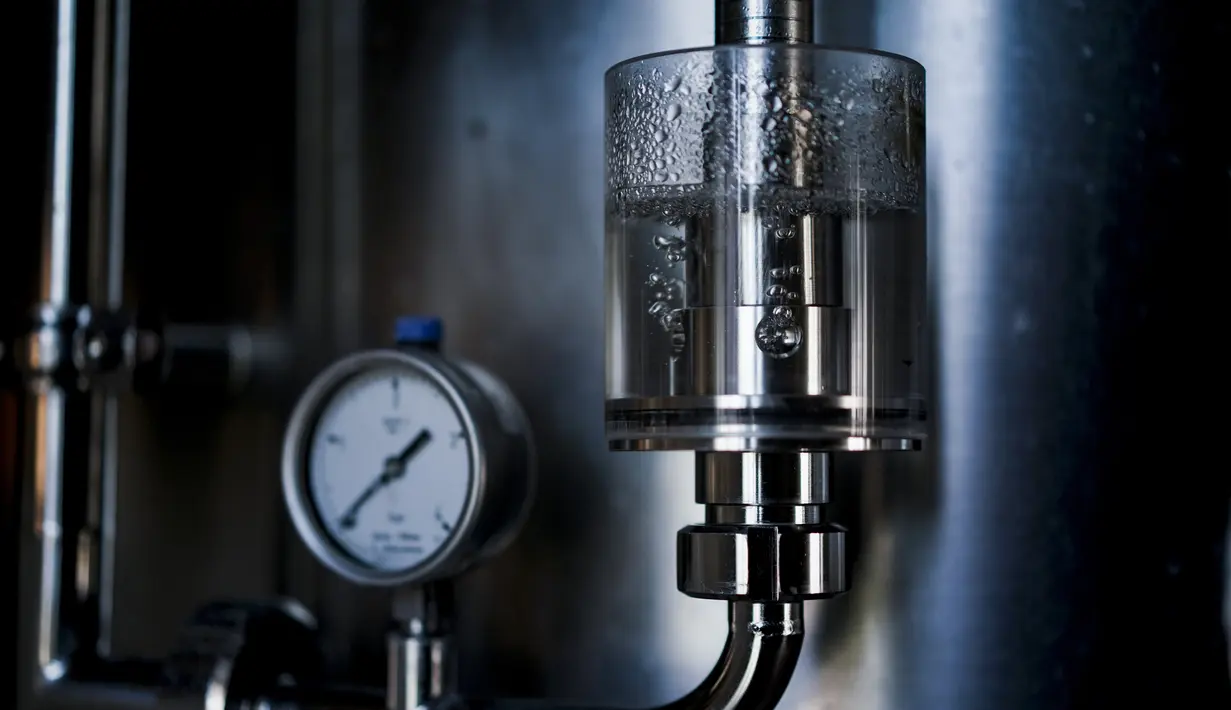 Alkohol terlihat di Mont-Saint-Jean Farm, Waterloo, Belgia, Selasa (7/4/2020). Di tengah pandemi virus corona COVID-19, pabrik sopi dan wiski Mont-Saint-Jean Farm beralih memproduksi alkohol medis. (Kenzo TRIBOUILLARD/AFP)