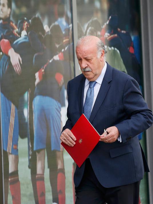 Pelatih Spanyol, Vicente del Bosque tiba untuk menggelar konferensi pers terkait skuat Spanyol pada Piala Eropa 2016 di Las Rozas, Spanyol, (17/5/2016). Del Bosque tidak membawa Santi Cazorla atau Diego Costa. (REUTERS / Juan Medina)
