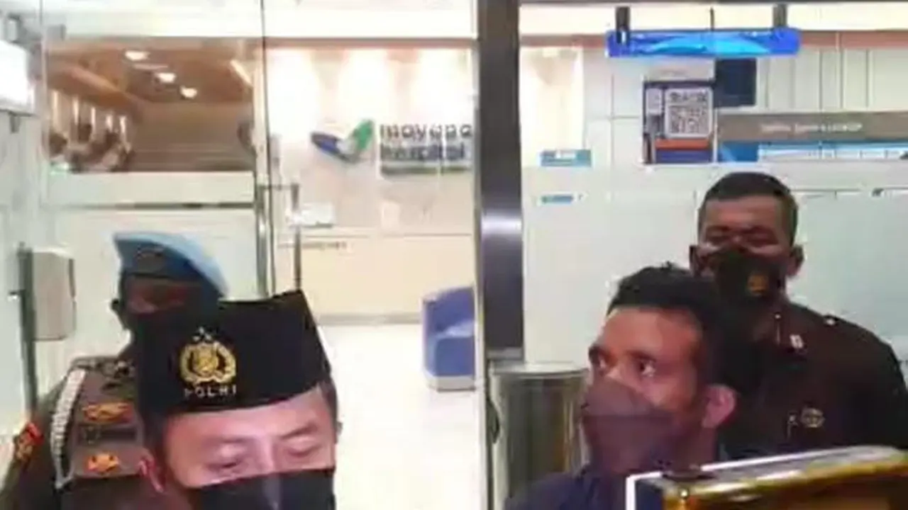 Kapolres Metro Jakarta Selatan Kombes Ade Ary Syam Indradi menjenguk David, korban penganiayaan Mario Dandy Satrio, anak pejabat Ditjen Pajak Kemenkeu Rafael Alun Trisambodo.