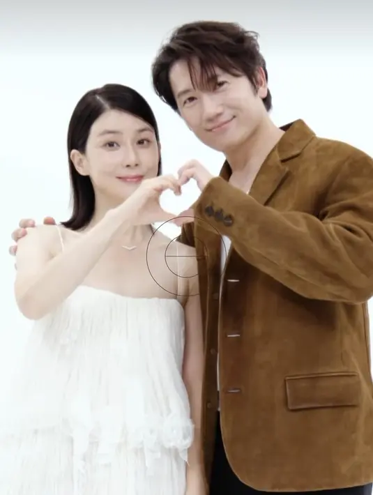 Mengenai apa yang dia sukai dari Ji Sung, Lee Bo Young menjelaskan bahwa dia menyukai sikapnya yang dewasa dan dapat diandalkan. "Dalam keadaan apa pun, Ji Sung adalah seseorang yang tidak malu padaku dan tidak mencoba mengubahku," ujarnya. (Foto: Instagram/ lee.b0.young)