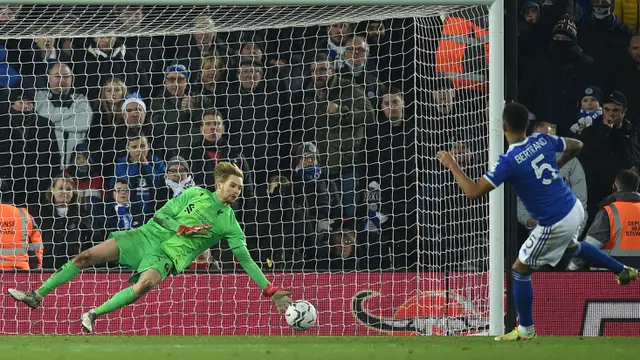 Foto: Aksi Kiper Caoimhin Kelleher Tepiskan Liverpool dari Kekalahan Adu Penalti di Perempatfinal Carabao Cup 2021